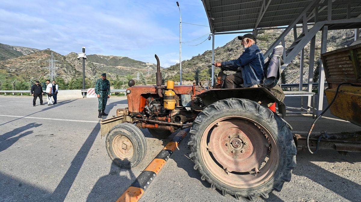 Fotky: Na traktoru i s uměním v ruce. Strach z čistek vyhnal už tisíce Arménů